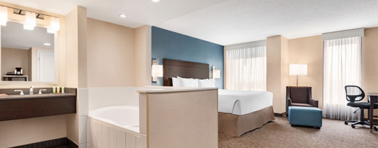 Wyndham Garden Niagara Falls Fallsview - 1 King Bed Whirlpool Room – City View
